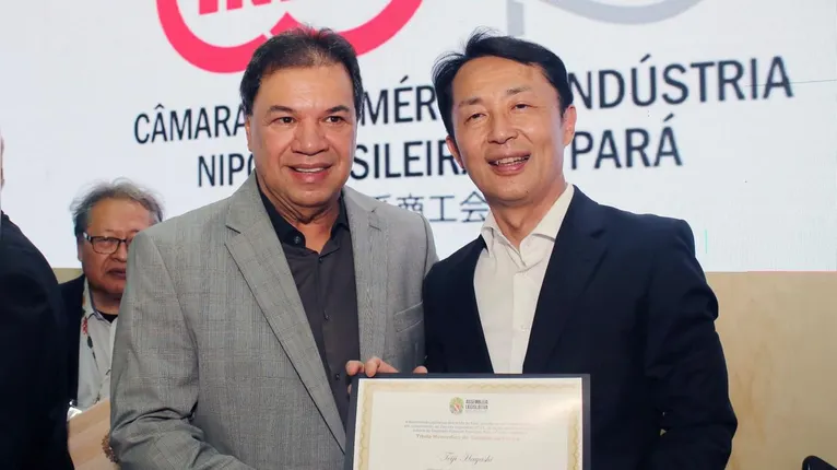 Presidente da Alepa, deputado Chicão, e o embaixador do Japão no Brasil, Teiji Hayashi.