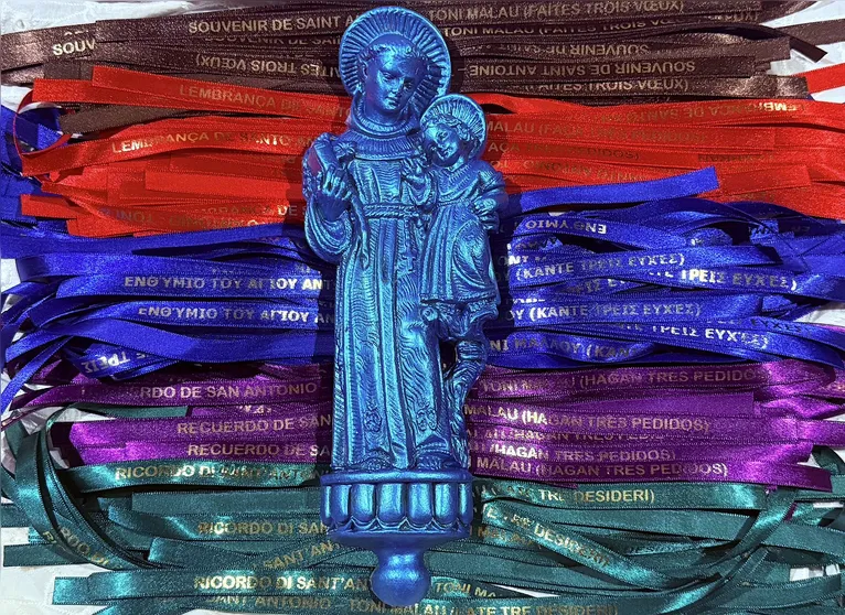 O artista também incorpora o hábito franciscano como parte do processo performativo.