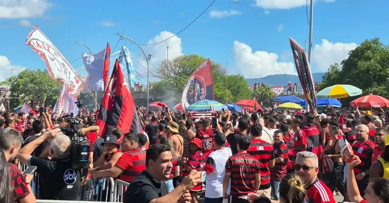 Torcida aguardou desde cedo o ônibus do Flamengo no Galeão, mas acabou frustrada com o forte isolamento policial.