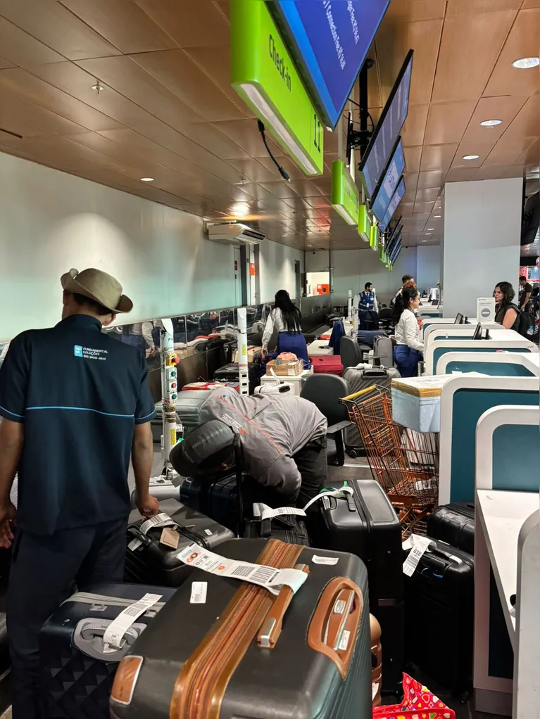 Acúmulo de malas no setor de despacho de bagagens do Aeroporto Internacional de Belém após a pane que afetou as esteiras.