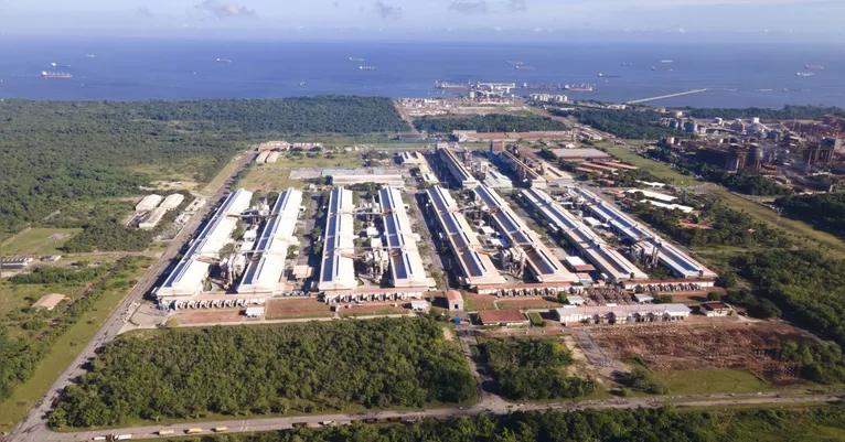 Unidade da Albras em Barcarena (PA), maior produtora de alumínio primário do Brasil, que celebra 40 anos em 2025.