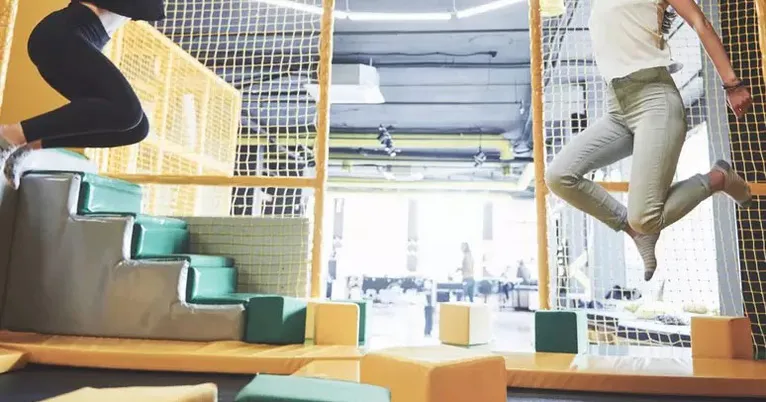 Adolescente lesionou o pescoço ao cair de cabeça em piscina de espuma durante salto em parque com camas elásticas.