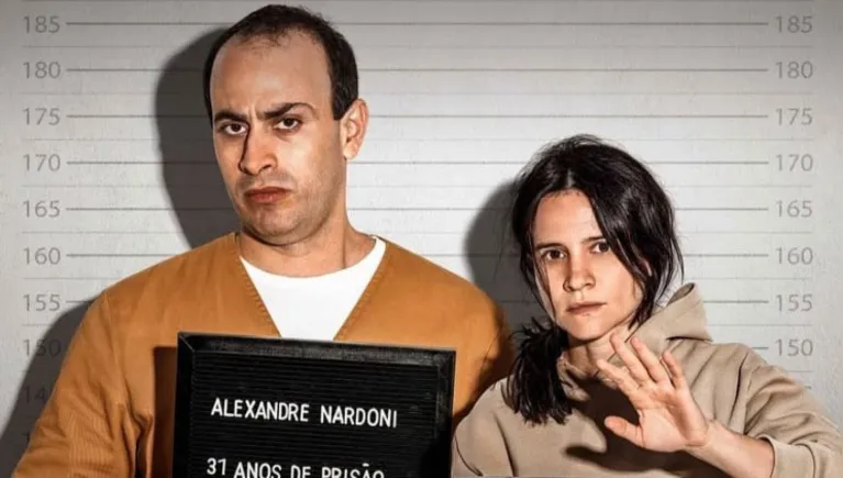 O casal Alexandre Nardoni e Anna Carolina Jatobá é interpretado, respectivamente, por Lucas Oradovschi e Bianca Comparato.