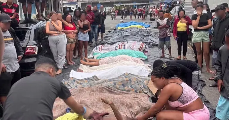Moradores da Penha transportam dezenas de corpos até a Praça São Lucas após a megaoperação policial; segundo relatos, as vítimas não estão incluídas na contagem oficial divulgada pelo governo do Rio.