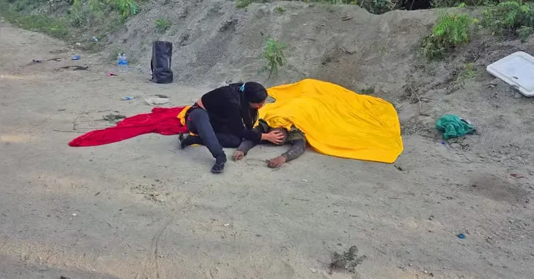 Mulher vela corpo de homem na área da Vacaria, na Serra da Misericórdia, após os intensos confrontos da megaoperação na Penha.