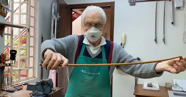 O luthier Daniel Lombardi trabalha na confecção artesanal de um arco de pau-brasil para violino, preservando a tradição e a precisão sonora do instrumento.
