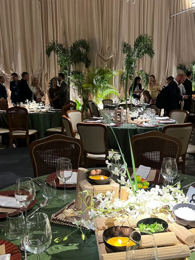 Detalhes da decoração assinada por Paulo Morelli encantaram os convidados com uma leitura sofisticada da estética amazônica.