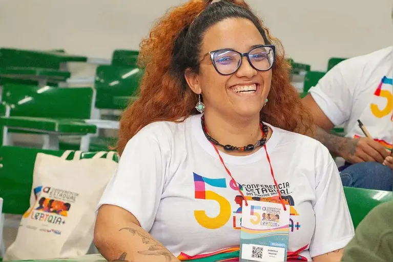 Gabriela Borja, da Seirdh, destaca a importância do Dia da Visibilidade Lésbica para a representação das mulheres lésbicas na sociedade.