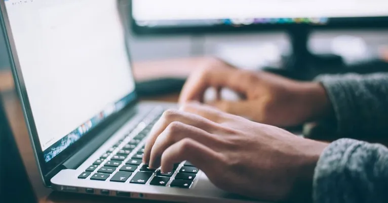 As teclas-guia no QWERTY facilitam a digitação e favorecem a ergonomia.