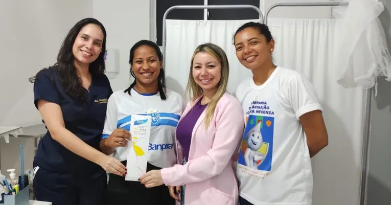 A médica Fernanda Lopes, junto com a paciente Adelaide Miranda, a enfermeira Michele Gonçalves e a técnica de enfermagem Jane Fontineli, celebraram o sucesso da primeira aplicação de DIU realizada na UBS da Providência.