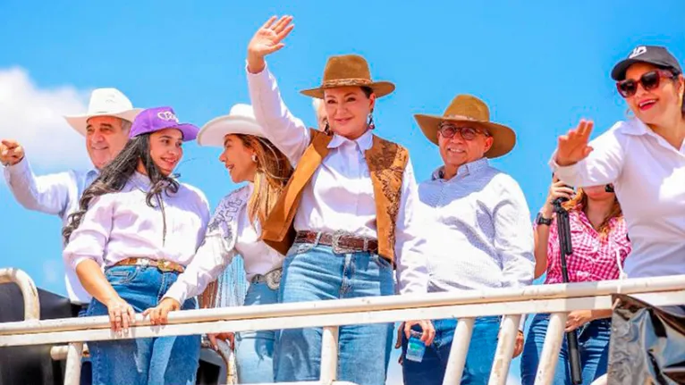 A vice-governadora do Pará, Hana Ghassan, participou na manhã deste sábado (30) da 10ª Cavalgada Ruralista pelas ruas de Canaã dos Carajás