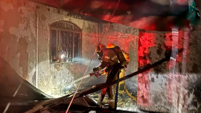 Durante a operação de rescaldo, os bombeiros encontraram os corpos das cinco vítimas no interior da edificação