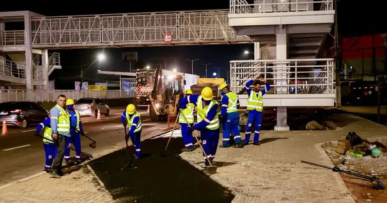 Equipes trabalham na finalização da ciclovia do BRT Metropolitano, garantindo mais segurança e mobilidade para a população.