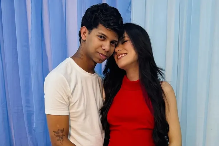 MC Bruninho e a namorada, Luna Beatriz, anunciaram a chegada de Maria Aurora, primeira filha do casal.