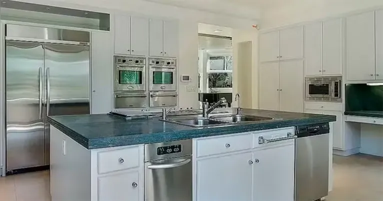 Foto da antiga casa alugada pelo cantor D4vd. À esquerda, o freezer que pode ter guardado o corpo de Celeste Rivas