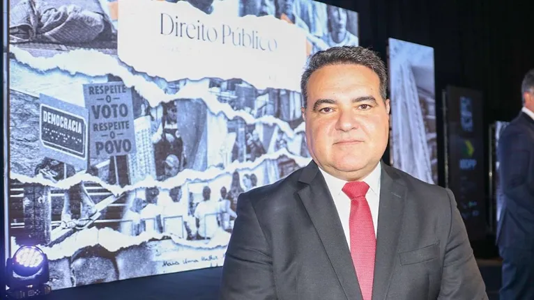 Ministro Jorge Oliveira, vice-presidente do TCU, marcou presença no lançamento e contribuiu com artigo na publicação