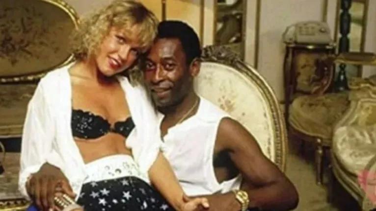 Craque dentro de campo e fora dele para defender a namorada