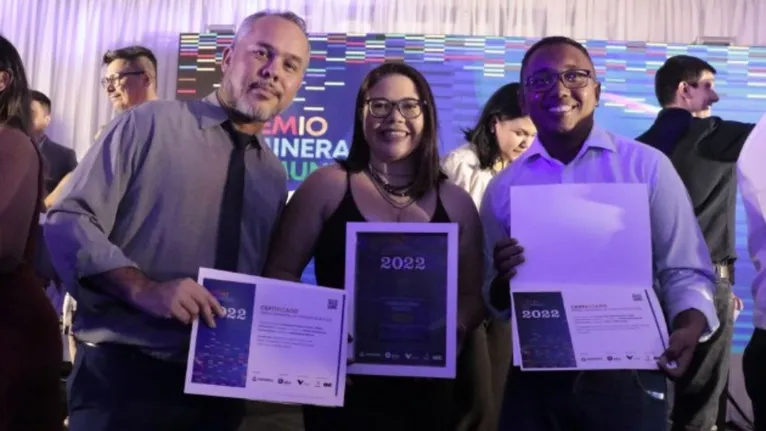 Andressa Ferreira, ao lado de Emerson Coe (à esquerda) e Kleberson Santos, na entrega do prêmio em 2022.