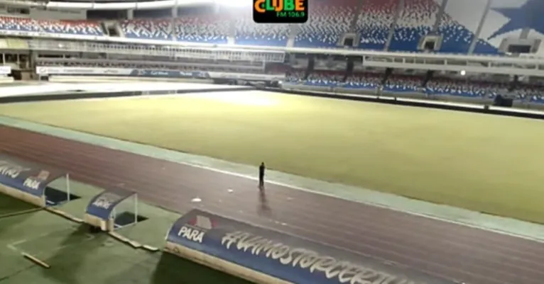 Técnico Claudinei Oliveira sozinho no Mangueirão após ter sido demitido no Paysandu