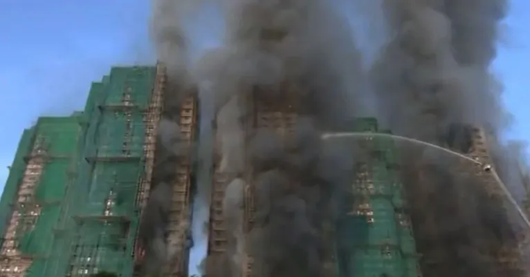 As equipes do corpo de bombeiros permanecem no local nesta quinta-feira (27), trabalhando para controlar os focos remanescentes após o incêndio em Hong Kong.