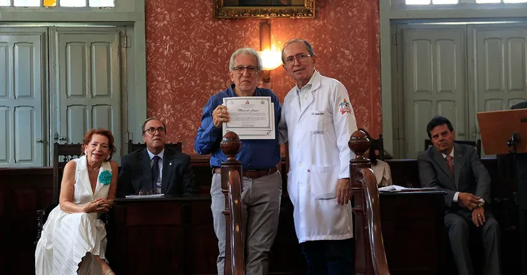 Dr. João de Deus recebe o diploma comemorativo do Jubileu de Ouro das mãos de Silvestre Savino Neto, diretor-geral do ICM/UFPA.