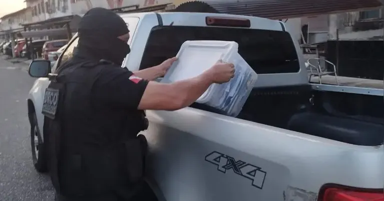 Materiais apreendidos pela Polícia Civil durante a operação "Sinal Falso", incluindo celulares, computadores e documentos utilizados nas fraudes.