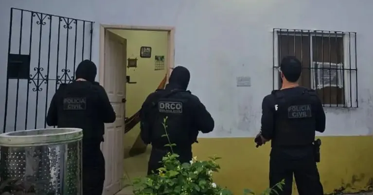 Agentes da Polícia Civil realizam ação de cumprimento de mandados durante a operação Passe Livre no Pará.