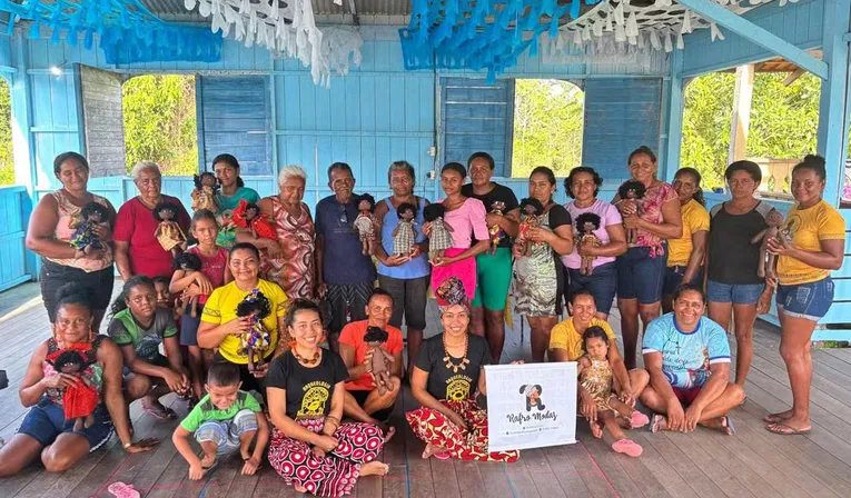 Participantes exibem produções da oficina de bonecas africanas, uma das atividades mais mobilizadoras do projeto Sankofa no Quilombo Saracura.