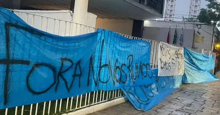 Bicolores se reúnem na sede social do Paysandu para protestar contra a gestão do clube.