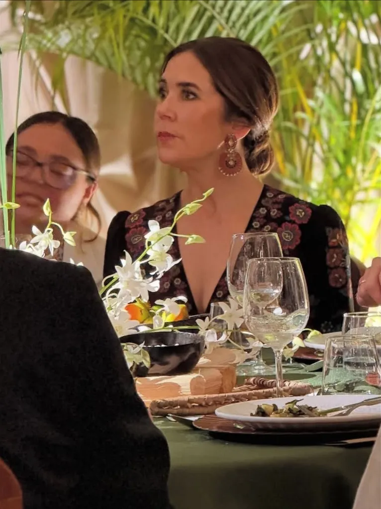 A Rainha Mary da Dinamarca durante o jantar no Mercado de São Brás, em Belém.