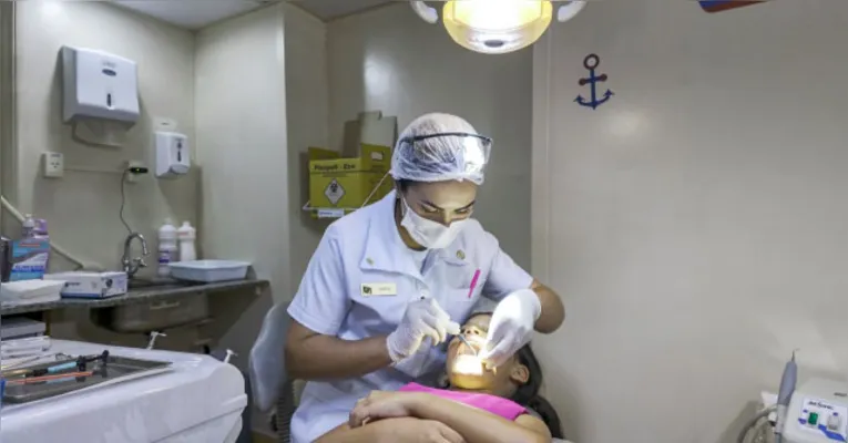 Profissionais de saúde da Marinha realizam atendimentos médicos e odontológicos a bordo do Navio-Auxiliar "Pará" durante a ação cívico-social no interior do estado.