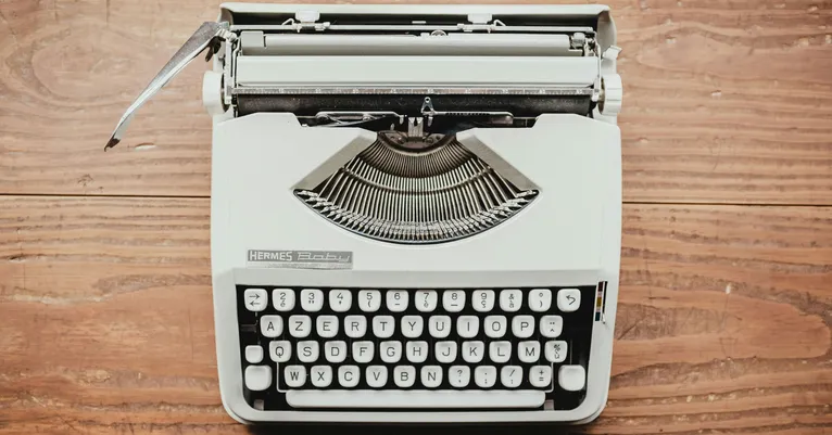 O tradicional padrão QWERTY migrou da máquina de escrever aos teclados atuais.