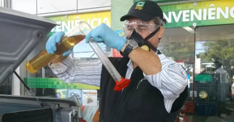 Fiscal da ANP realiza teste de qualidade da gasolina em posto de combustíveis.