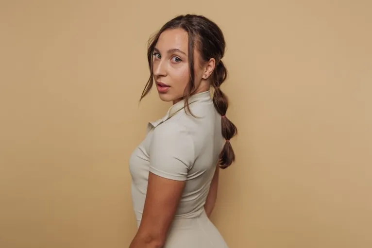 Este penteado é prático e pode ser feito rapidamente.