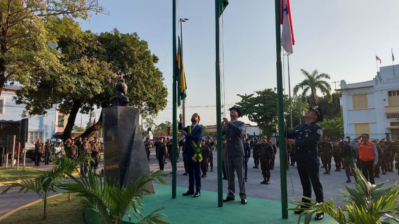 A programação começou com o hasteamento da bandeira nacional e a execução do Hino Nacional Brasileiro.