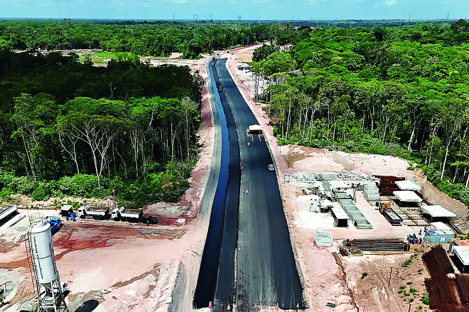 A obra avança em diversas etapas, como a pavimentação de 2,5 quilômetros, além dos serviços de terraplanagem, base, sub-base e asfaltamento.