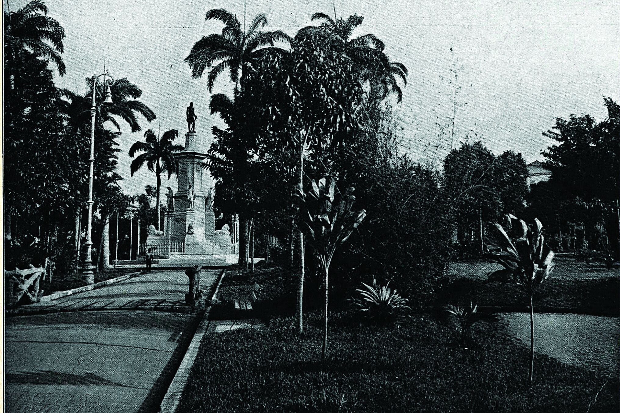 Antes de ser conhecida pelo nome de Dom Pedro II, a praça era denominada de Praça da Independência