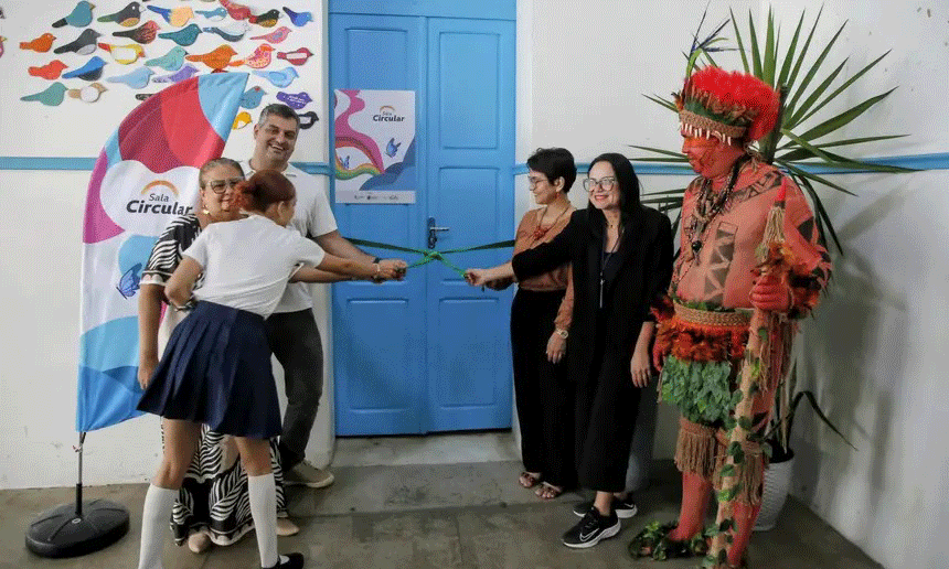 O secretário de Estado de Educação, Ricardo Sefer, participa da abertura da fita que marcou a inauguração da Sala Circular no Colégio Paes de Carvalho.