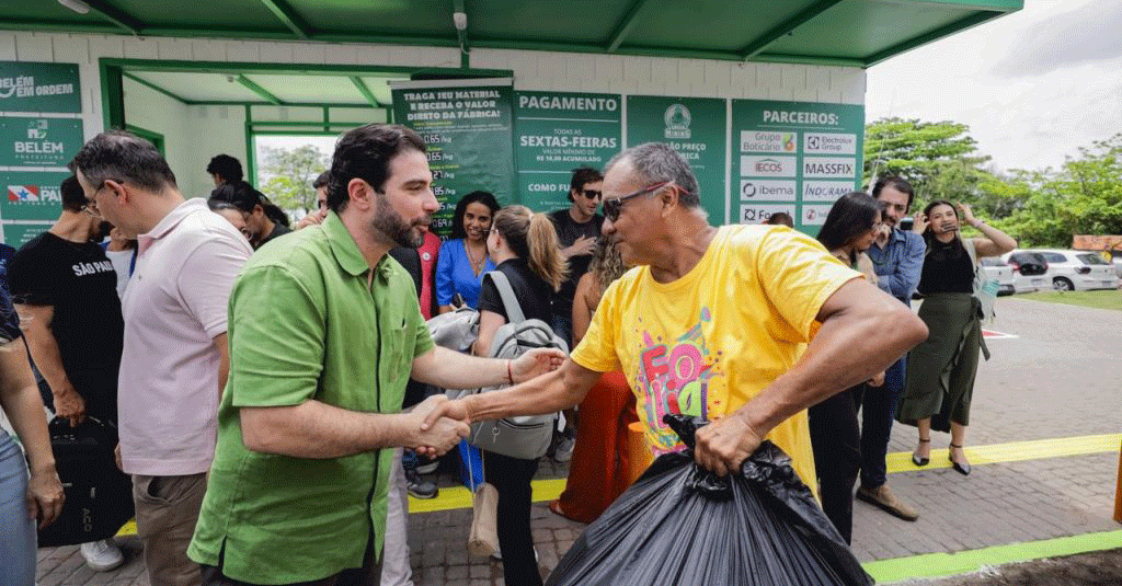 Prefeito Igor Normando durante a inauguração do primeiro Hub de Reciclagem com pagamento via PIX na Praça Princesa Isabel, em Belém.