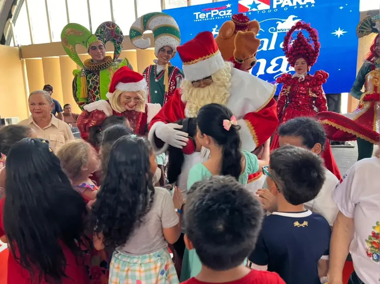 A iniciativa contou com apresentações artísticas da Turma do Papai Noel, lanche e entrega de brinquedos, em um momento aguardado com grande expectativa ao longo do ano.