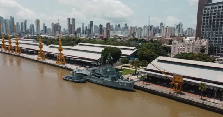 Marinha do Brasil abre a Corveta Solimões para visitação pública na Estação das Docas, em Belém, oferecendo ao público a chance de conhecer de perto um dos navios históricos que marcaram a presença naval brasileira na Amazônia.