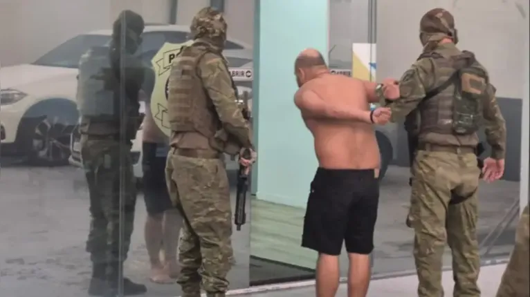 Um dos suspeitos da organização criminosa é conduzido pela Polícia Civil durante a segunda fase da operação “Último Boleto”, que investiga fraudes eletrônicas em empresas.