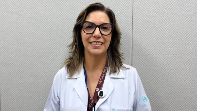 A nefrologista Ana Lydia Cabeça alerta que consumo excessivo de álcool e energéticos, aliado à desidratação, aumenta o risco de sobrecarga e complicações renais no período do Carnaval.