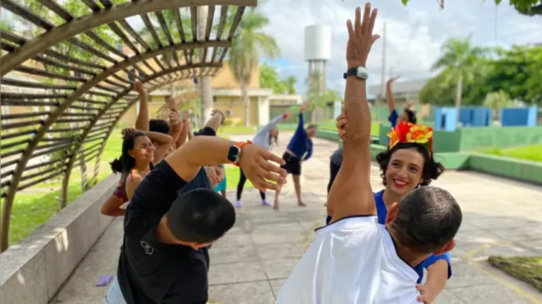 Com música e movimentos orientados, acompanhantes de pacientes entram no clima do “Bloquinho da Reabilitação”, iniciativa que promove acolhimento e bem-estar no ambiente hospitalar.