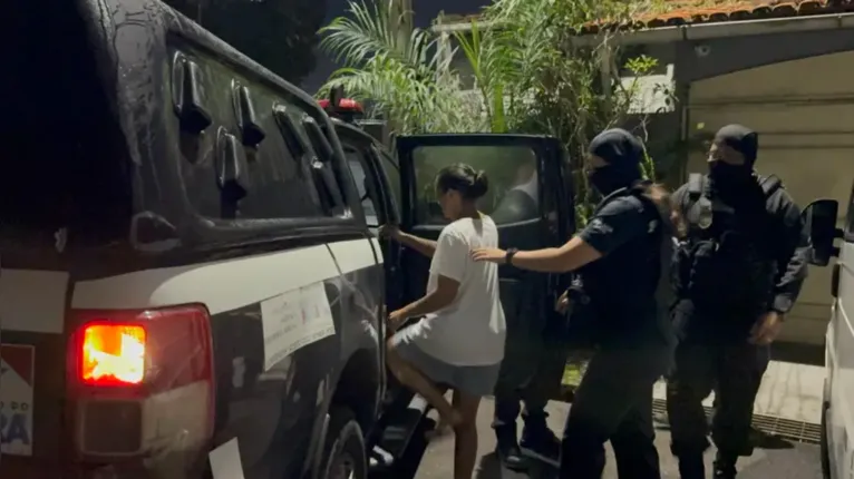 Mulher é conduzida por agentes da Polícia Civil do Pará após ser presa em operação integrada com a Polícia Civil do Amazonas contra organização criminosa.