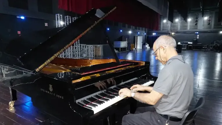 O restaurador Rogério Resende conduziu o minucioso trabalho de recuperação do piano Steinway, que durou cerca de nove meses e envolveu a desmontagem completa do instrumento, com aproximadamente 12 mil peças.