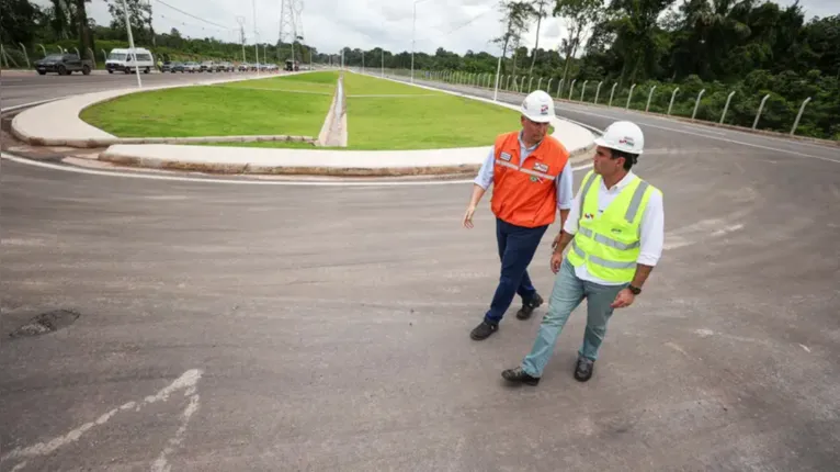 Governador Helder Barbalho durante visita às obras da Avenida Liberdade, que marca avanço na mobilidade urbana e na logística da Grande Belém.