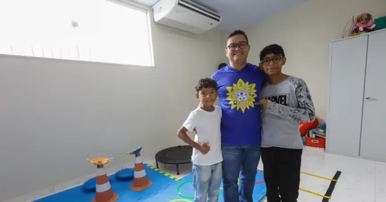 Desenho de girassol criado por aluno com TEA simboliza inclusão e se transforma em estampa usada por profissionais do atendimento educacional especializado.