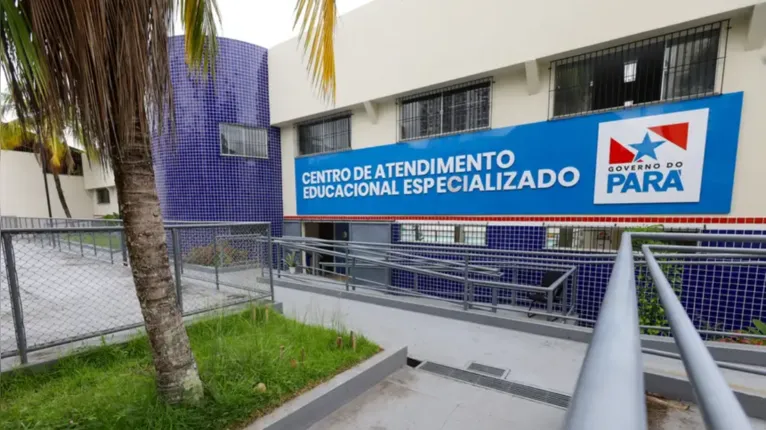 Centros de Atendimento Educacional Especializado fortalecem a inclusão ao oferecer suporte pedagógico.