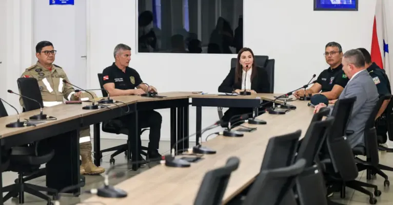 Governadora Hana Ghassan durante reunião com o comando das forças de segurança do Pará para alinhamento da operação "Escudo Feminino".
